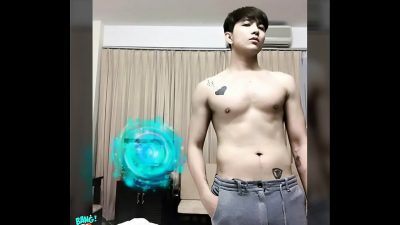 Nam idol đẹp trai khoe hàng khủng siêu đỉnh